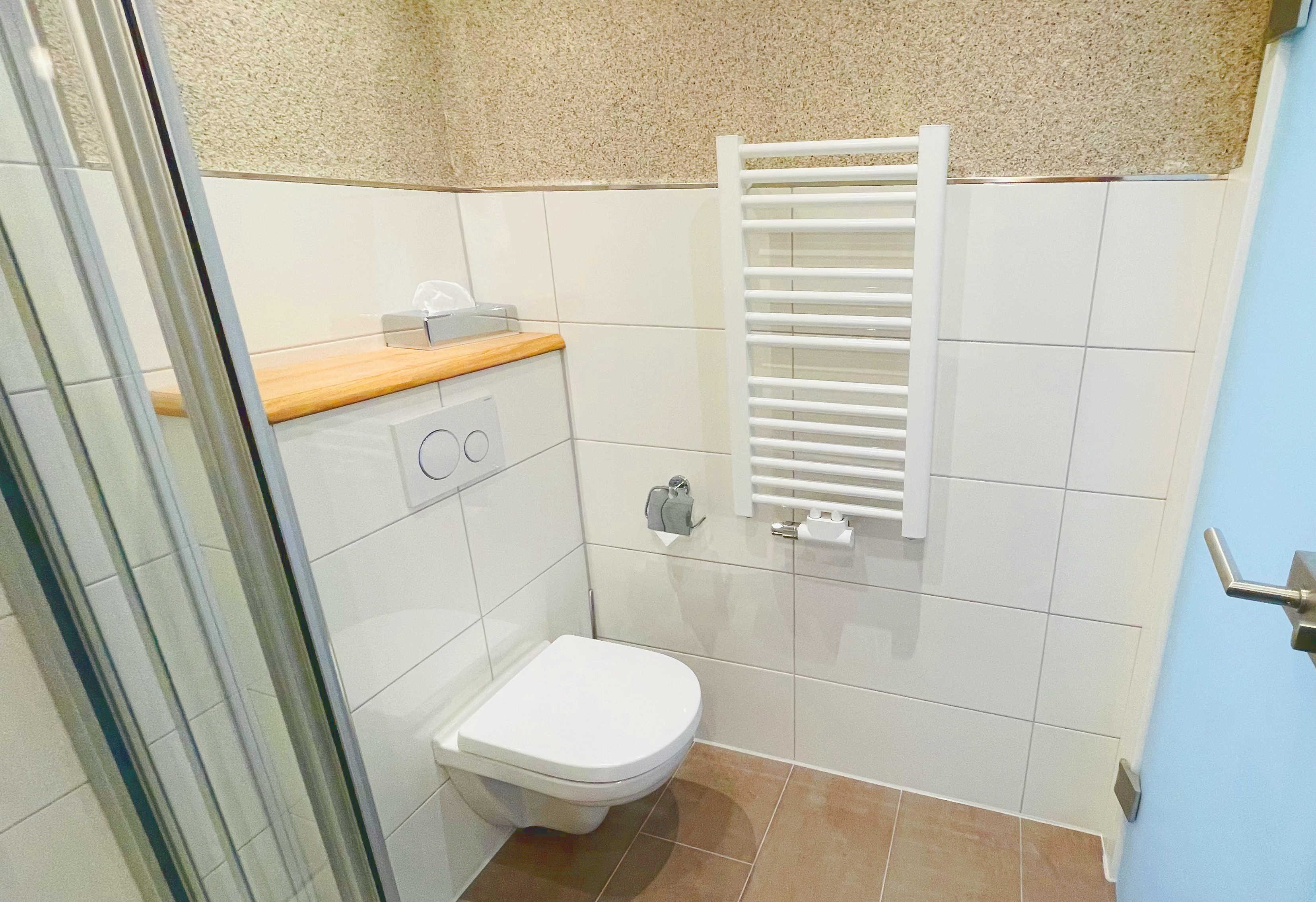 Modernes Bad im Standardzimmer